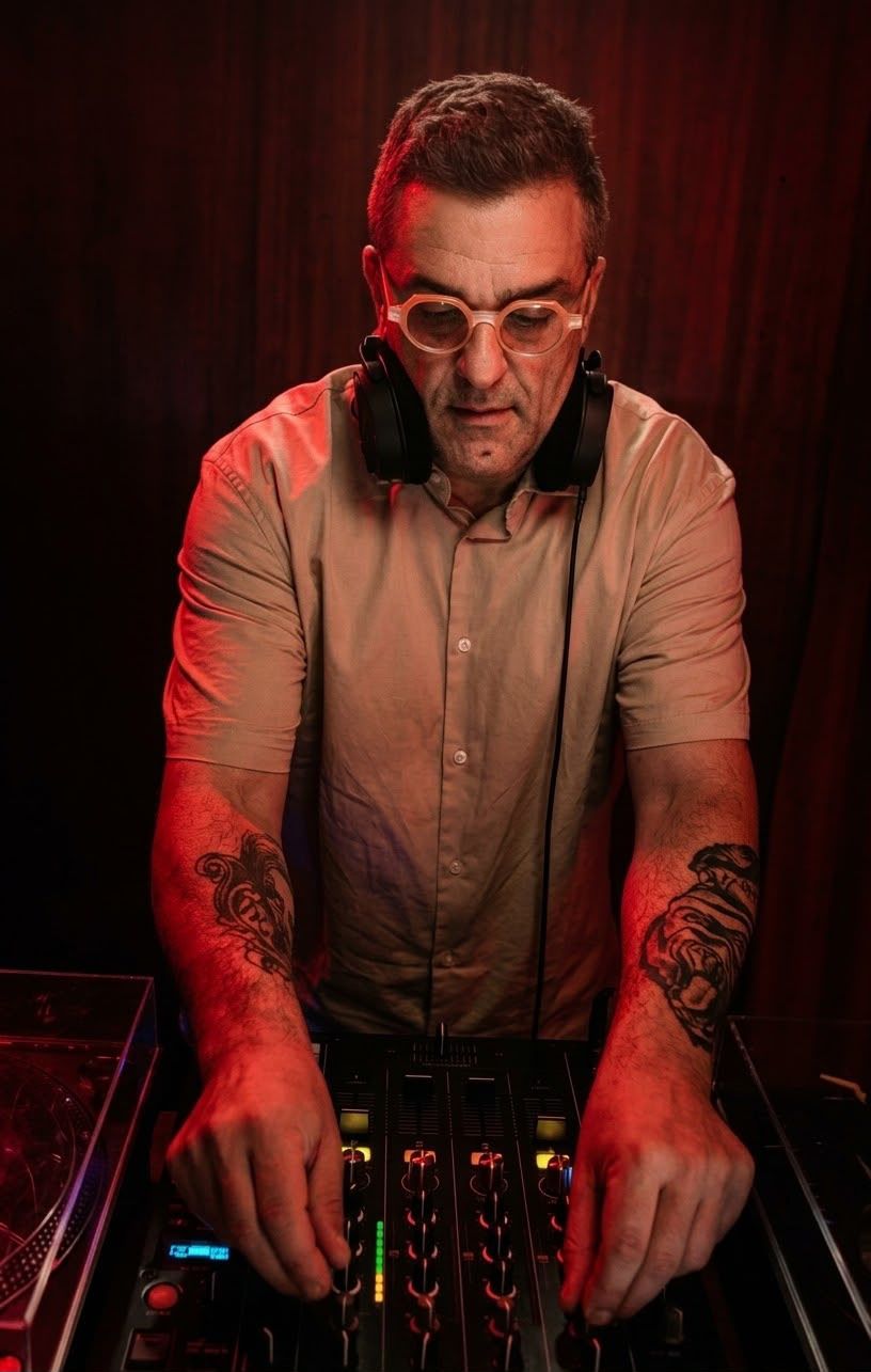 DJ Bert en cabina bajo luz roja