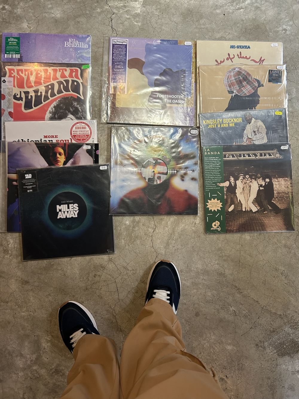 Vinilos recién comprados extendidos en el suelo: Kaidi Tatham, Footshooter, Nu Genea, La Banda, Kingsley Bucknor, Fila Brazillia y más