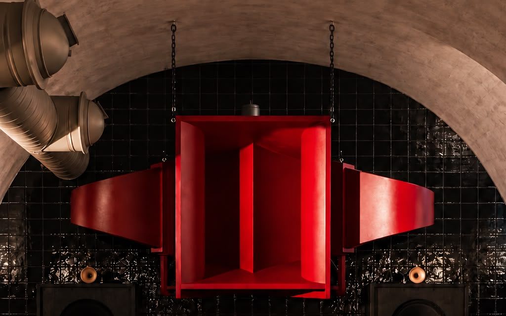 El interior de Mecha, con su sistema de sonido de bocinas rojas sobre azulejo negro